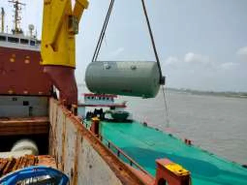 Heavy cylindrical equipment lifted from a vessel
